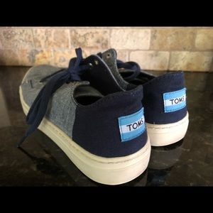 Tom’s lace up canvas shoes size 8